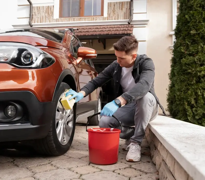 Lavage auto à domicile Saint-Aubin-d'Appenai : professionnel intervenant sur un véhicule